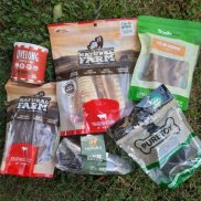 Kit básico 1: 3 cascos + 1 chifre + 3 traqueias + 1 livelong cordeiro+ 1 jerky bovino + 1 pct de pé galinha